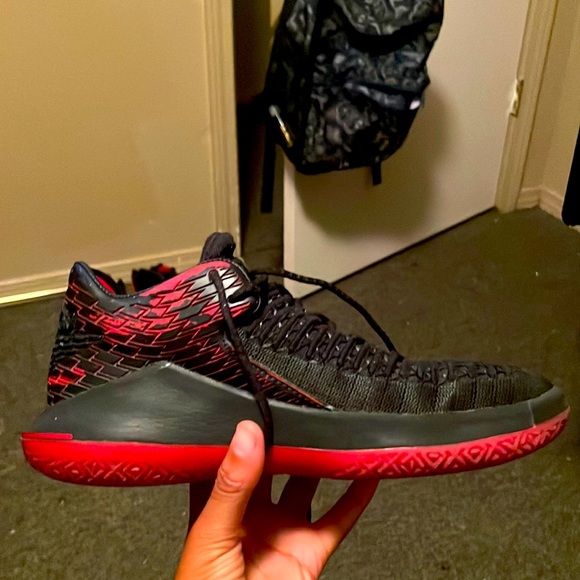 Im selling basketball jordan and the color is back,and red - Picture 1 of 5